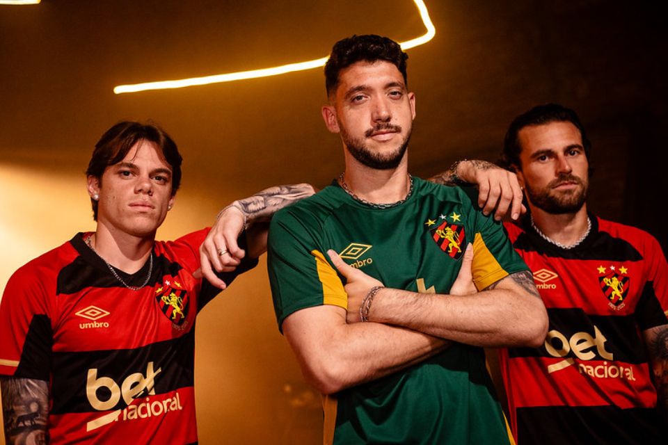 Barletta, Caique França e Lucas Lima utilizando o novo uniforme