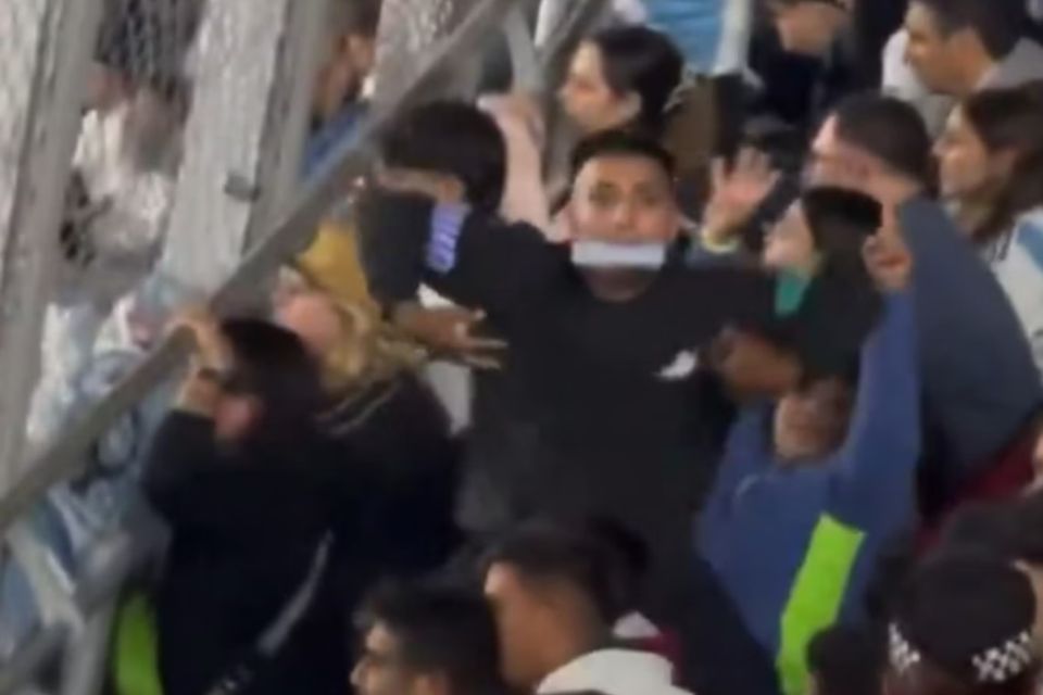 Um torcedor argentino foi flagrado imitando um macaco 