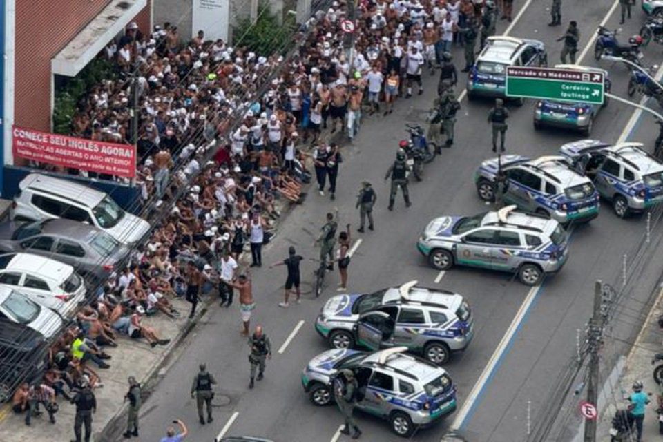 Policiais cercam organizadas no dia do ocorrido/Reprodu&ccedil;&atilde;o/ Redes sociais