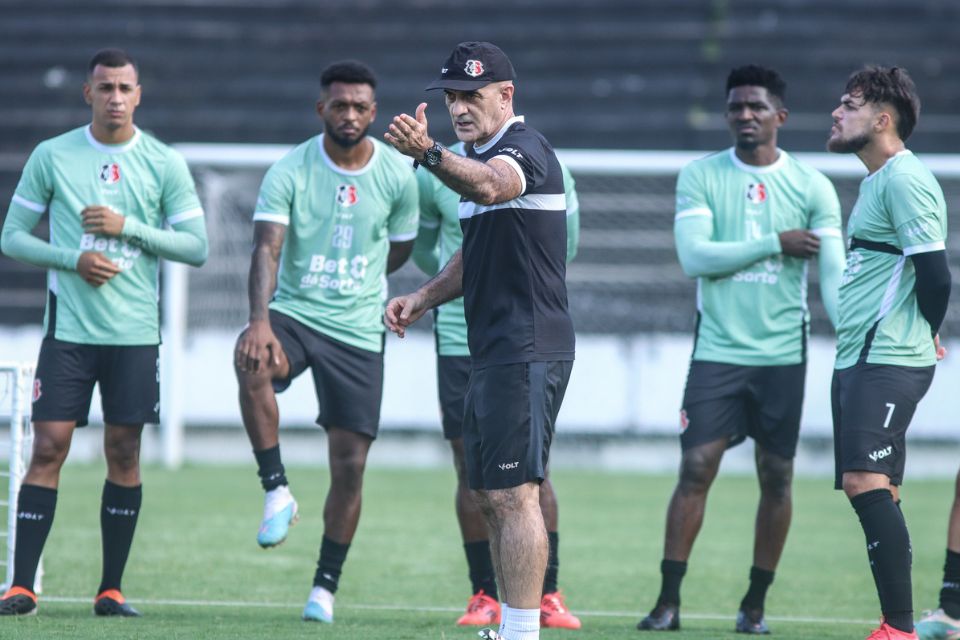 Técnico do Santa Cruz segue comandando preparação visando a Série D