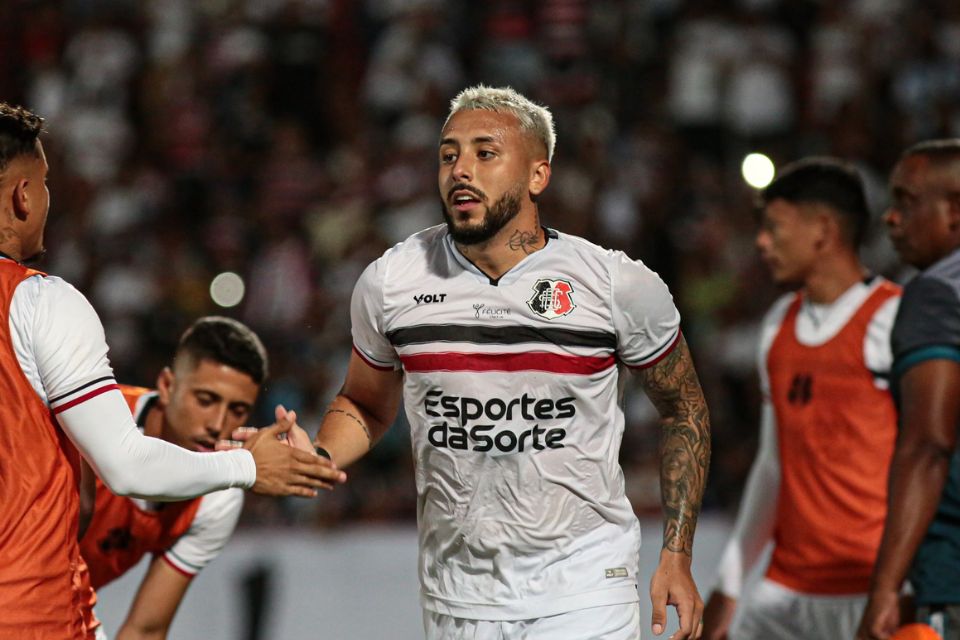 João Diogo comemorando com a camisa tricolor