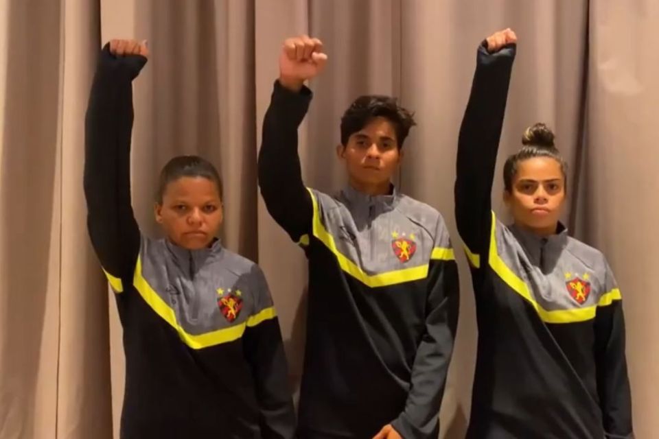 Pintinho, Ísis e Gessica reproduzem gesto de punhos cerrados