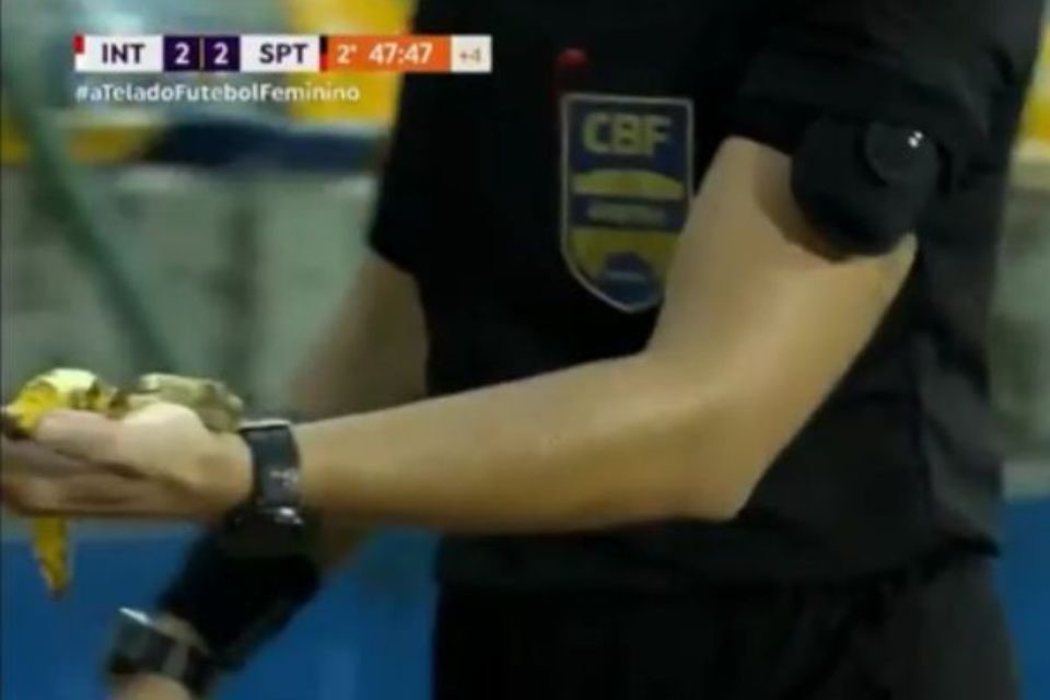 Uma banana foi arremessada vinda do setor da torcida colorada, em direção ao banco do Sport