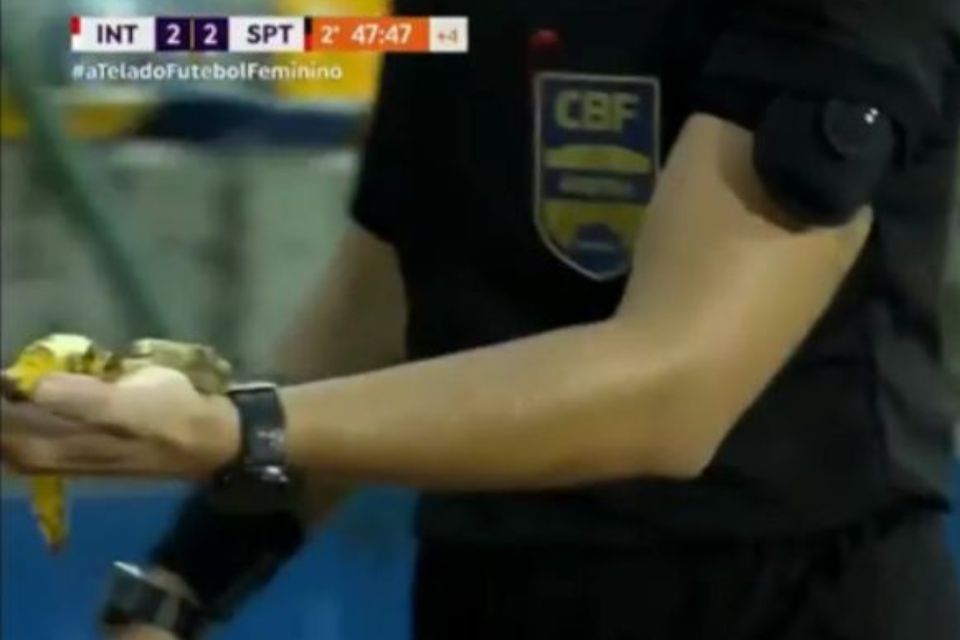 Imagens mostraram a quarta árbitra da partida com os pedaços da banana
