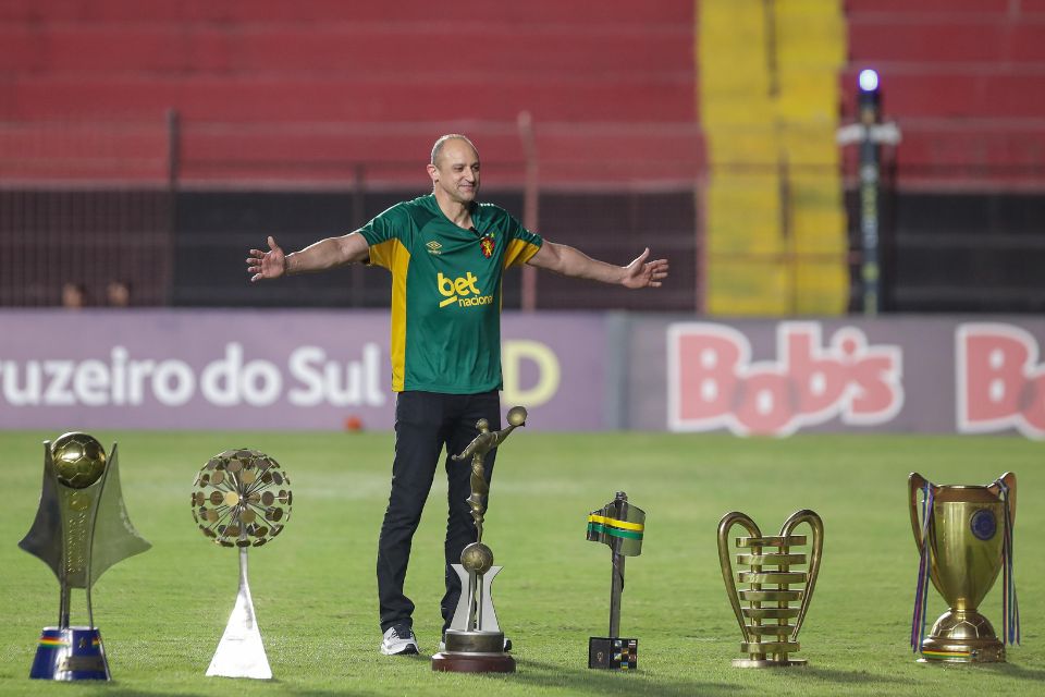Magrão reproduz foto icônica com troféus no gramado da Ilha do Retiro