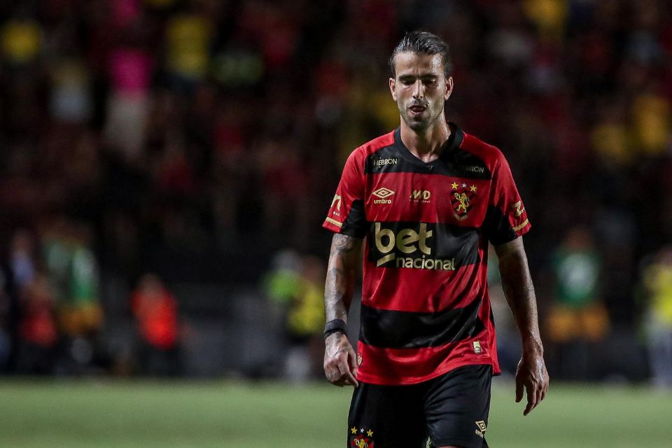 Sérgio Oliveira foi o primeiro jogador a ser expulso na final desta quarta-feira (02)