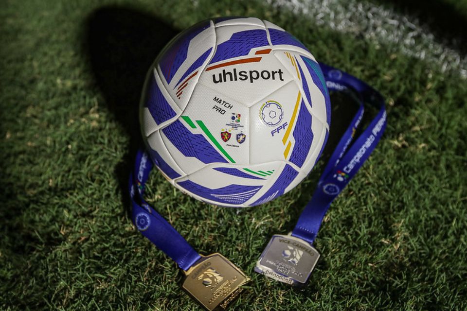 Bola e medalhas da final do estadual