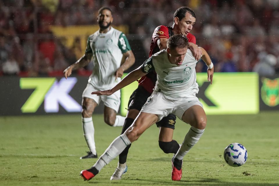 Torcida do Sport reclama de pênalti polêmico marcado para o Palmeiras