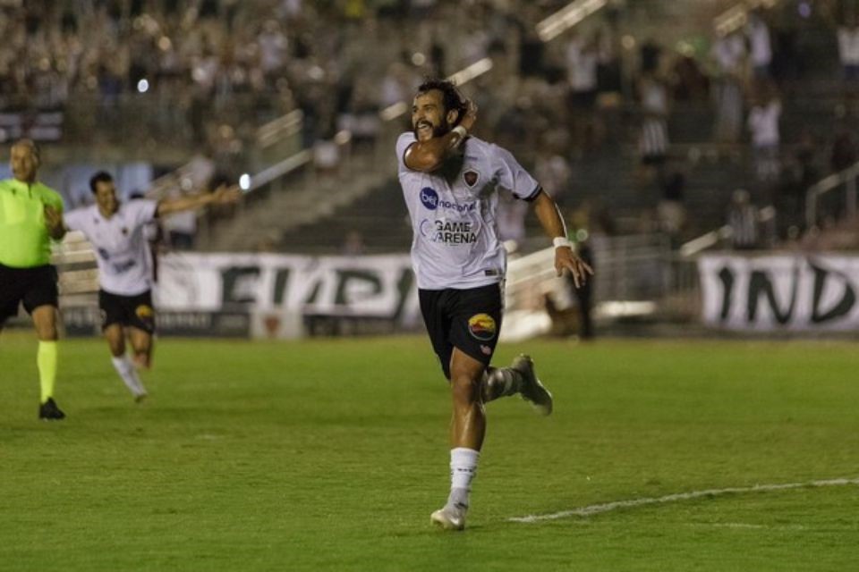 Henrique Dourado tenta comandar o  Botafogo-PB em busca do acesso