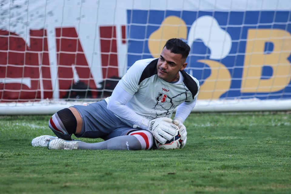 Felipe Alves foi contratado com status de titular no Santa Cruz