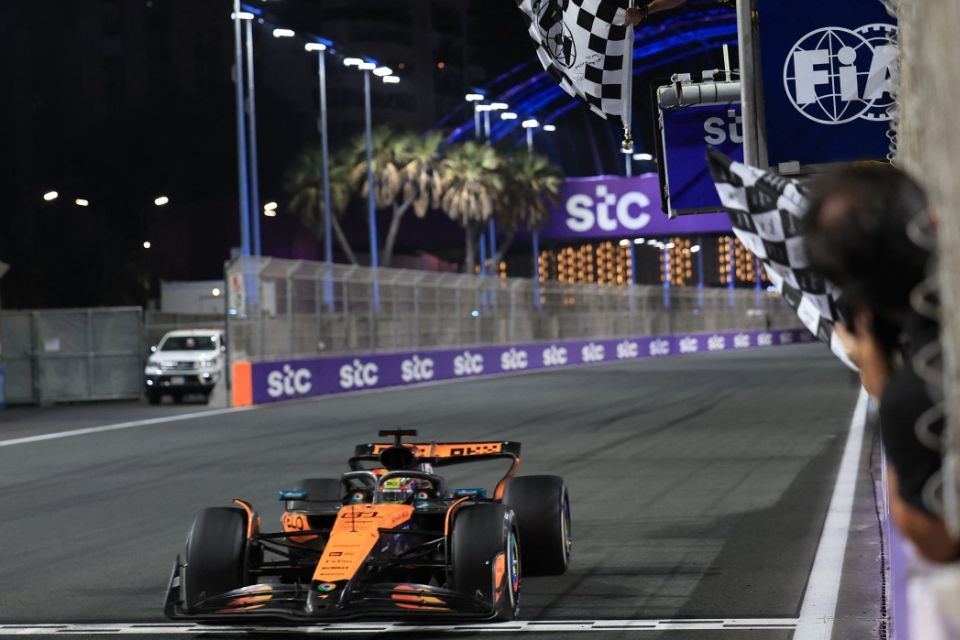 Piastri largou na primeira fila, ao lado do pole Verstappen, e logo após a partida conseguiu emparelhar com o holandês