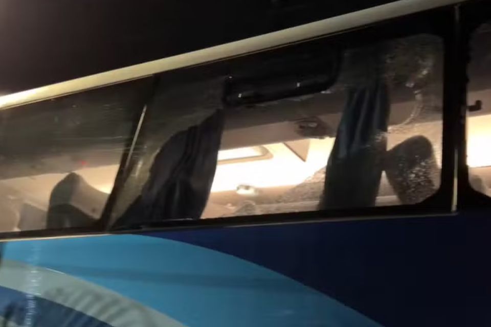 Ônibus do Fortaleza foi alvo de emboscada de torcedores do Sport