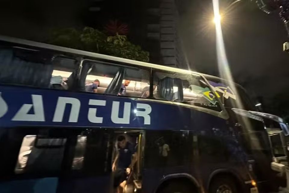 Em 2024, ônibus do Fortaleza foi alvo de pedras e artefatos explosivos, deixando seis jogadores feridos