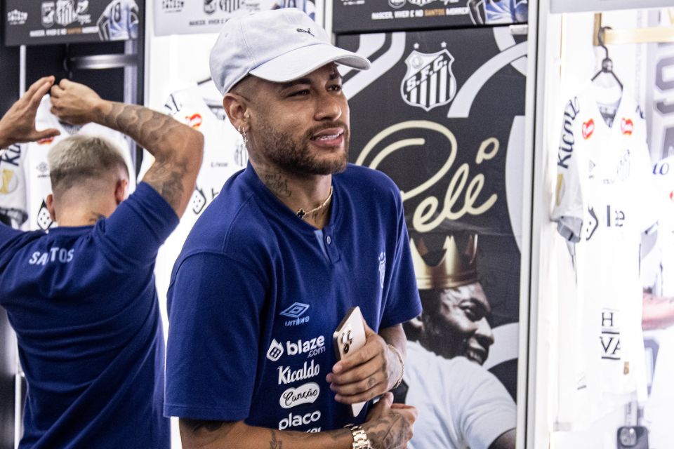 Neymar segue fora dos campos tratando de uma les&atilde;o na coxa esquerda/Raul Baretta/ Santos FC