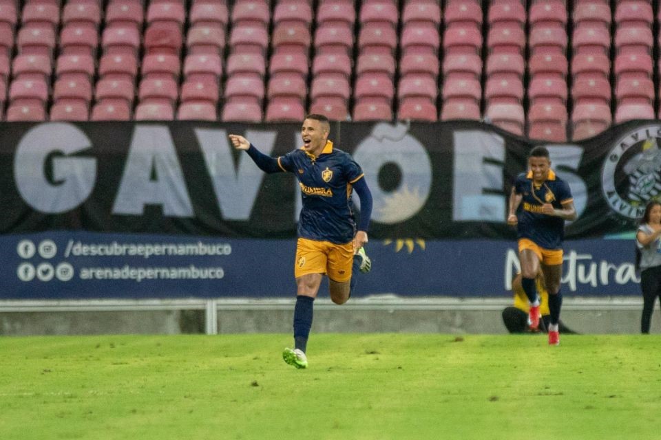 Retrô vence o Figueirense na Arena Pernambuco