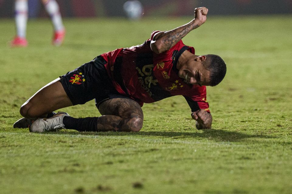 O atacante Carlos Alberto desperdiçou grandes oportunidades contra o Fortaleza