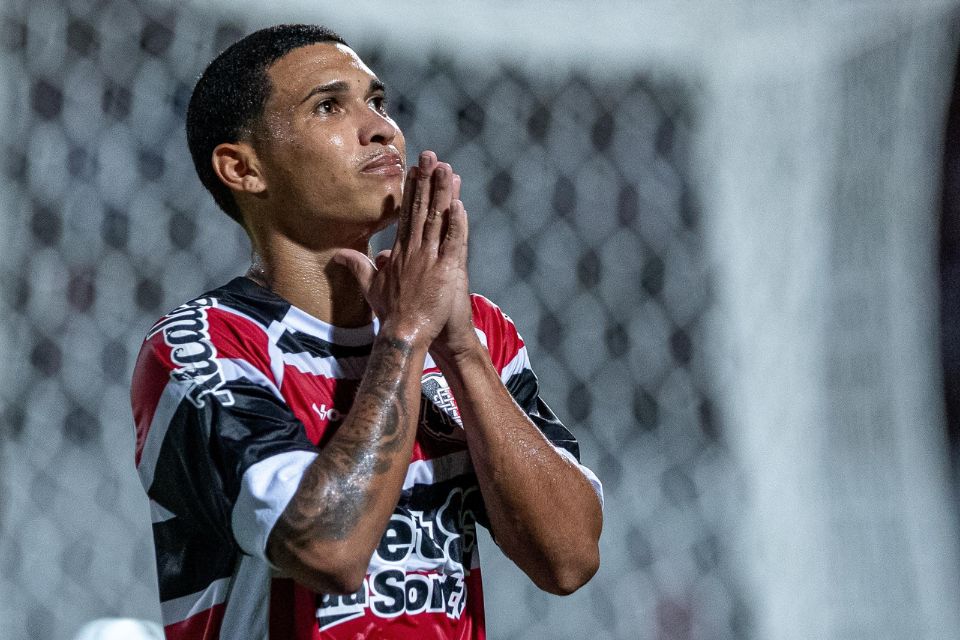 Thiaguinho soma seis gols na temporada pelo Santa Cruz