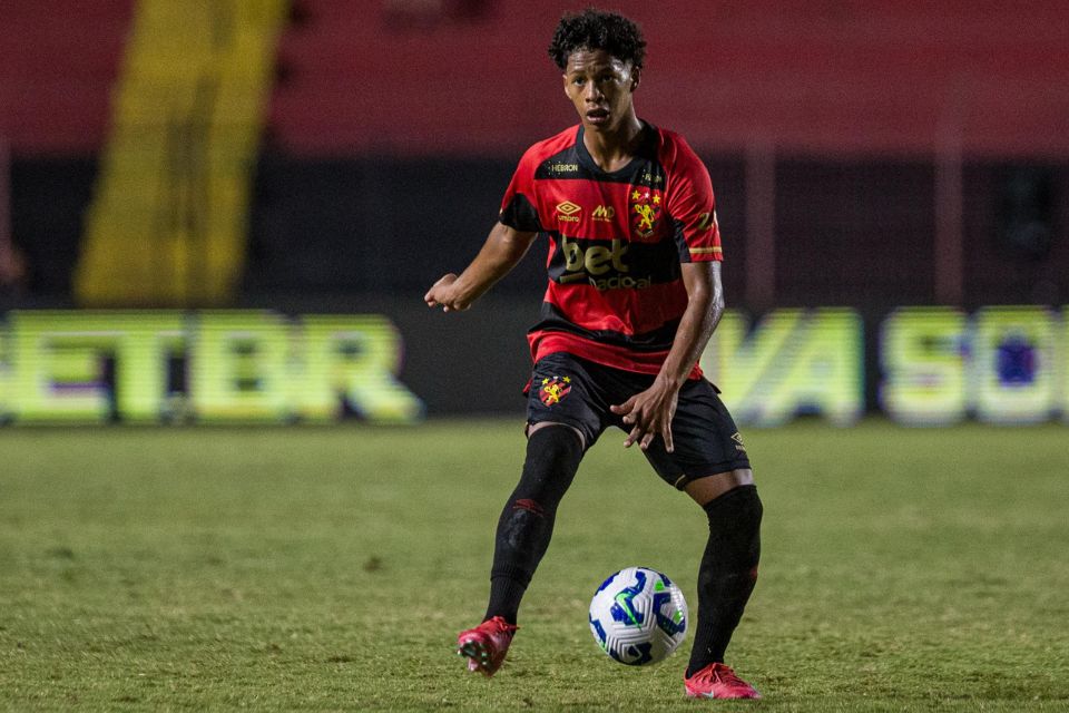Em ação na Ilha do Retiro, volante Zé Lucas estreou na Série A contra o Fortaleza