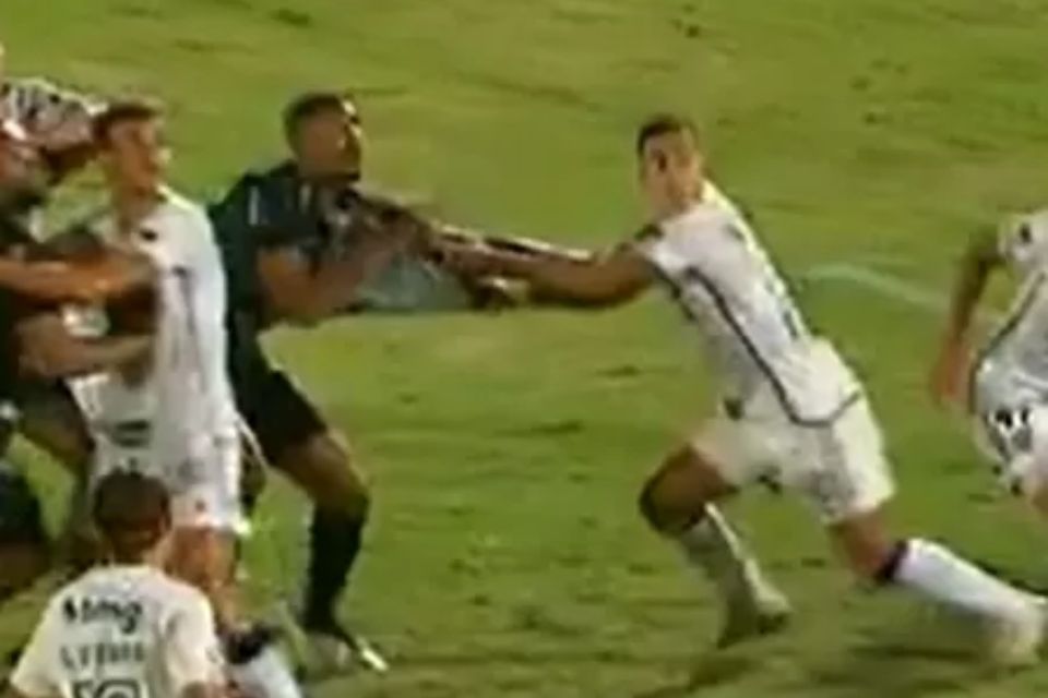 Árbitro não marcou penalidade do meia Cuello, do Atlético-MG, em puxão na camisa do zagueiro Gustavo Vilar, do Maringá