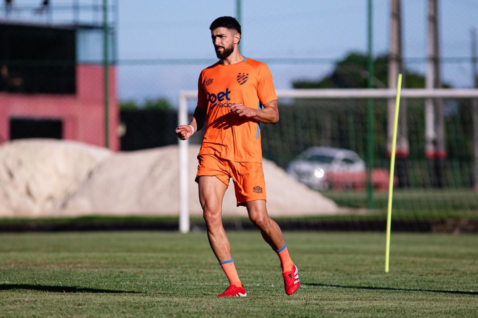 Em atividade no CT, o zagueiro João Silva participou dos treinamentos do Sport de olho no jogo contra o Fluminense.