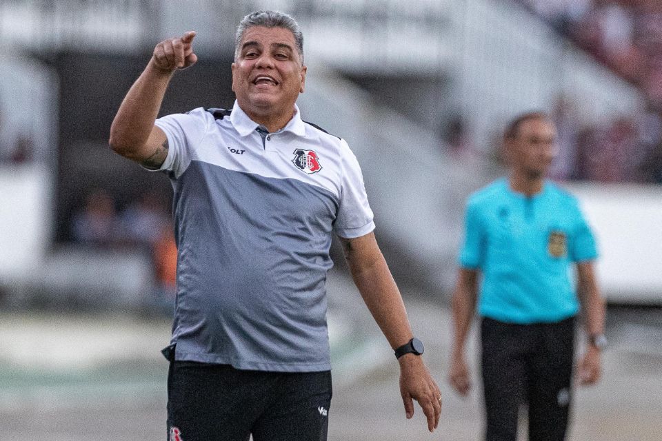 Treinador tricolor na bronca com horário e gramado do Nazarenão