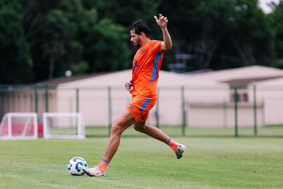 Zagueiro Chico durante treino do Sport 