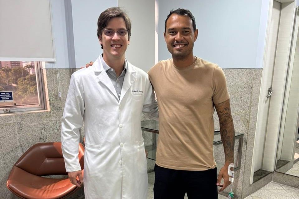 Vinicius irá iniciar reabilitação após artroscopia