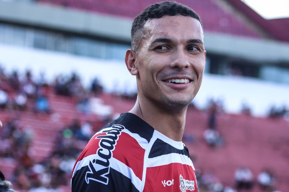 Destaque da temporada, Matheus Vinícius amplia vínculo com o Santa Cruz