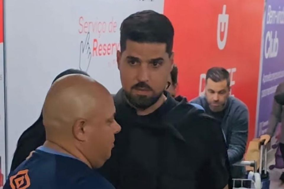 Técnico António Oliveira em desembarque no Aeroporto do Recife