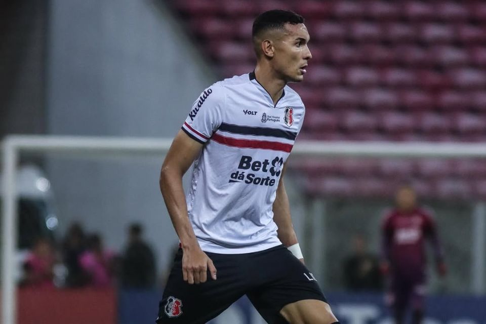 Matheus Vinícius em ação com a camisa do Santa Cruz