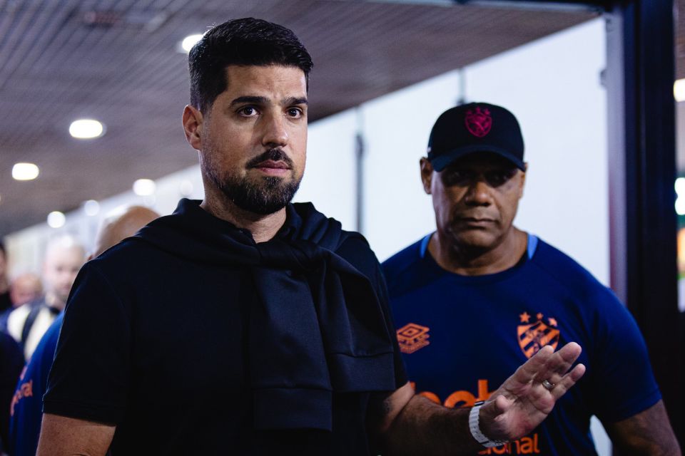 Treinador português desembarcou no Recife nesta quinta-feira (8)