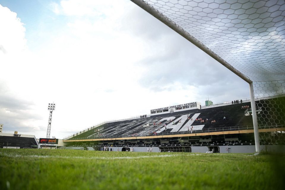 Estádio Lacerdão, casa do Central