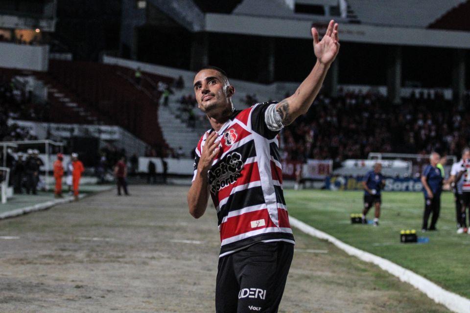 Thiago Galhardo marca duas vezes e comanda triunfo coral no Arruda