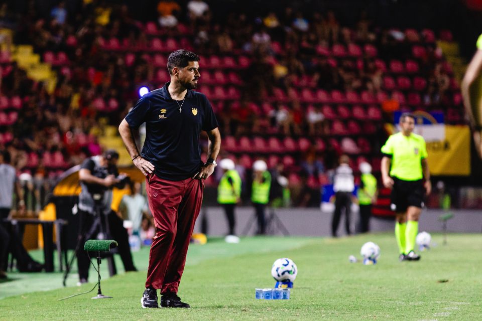 António Oliveira fez sua estreia à beira do gramado da Ilha do Retiro