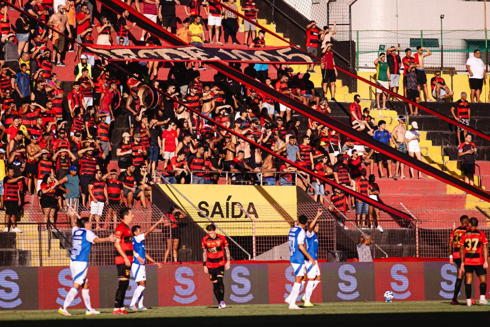 Torcida do Sport demonstrou insatisfação com o desempenho do time na derrota para o Cruzeiro