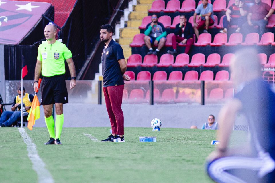 António Oliveira pediu apoio à torcida do Sport