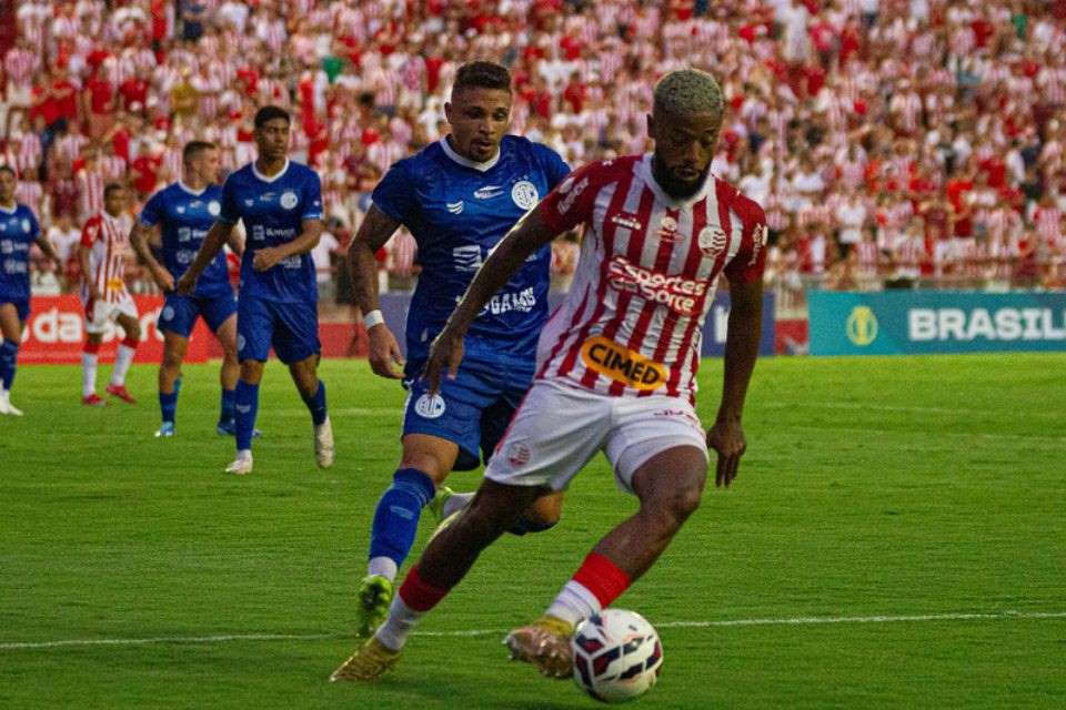 Luiz Paulo passará por cirurgia no joelho após romper ligamento