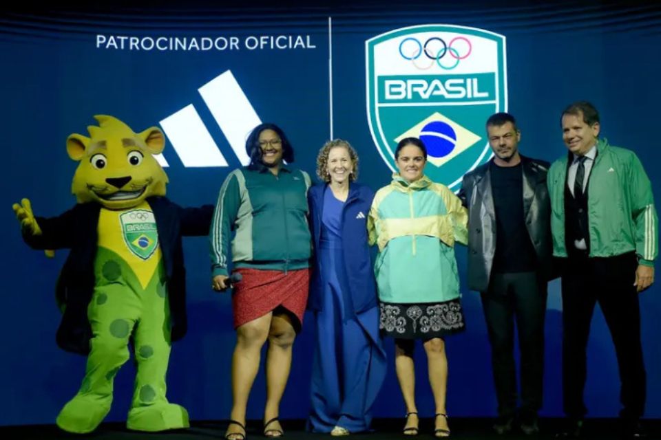 Com o acordo, a Adidas vai exibir suas tradicionais três listras nos uniformes