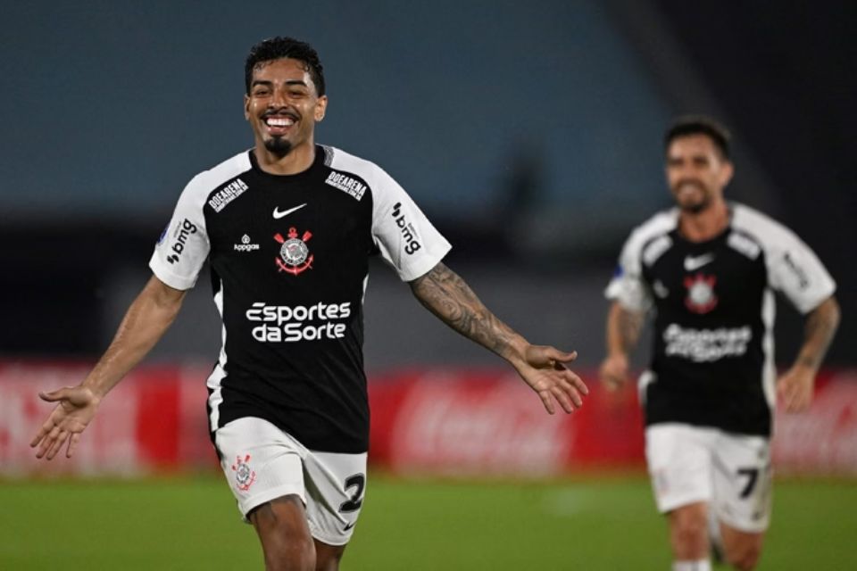 O Corinthians chegou a oito pontos no grupo, atrás apenas do Huracán com 11