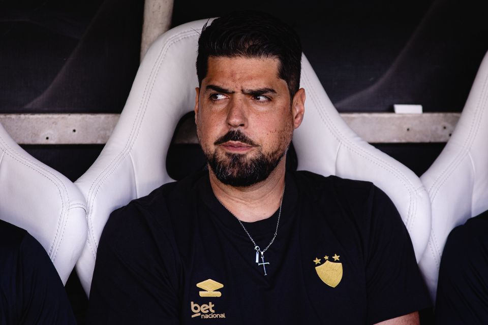 António Oliveira chegou a duas derrotas consecutivas em início no Sport
