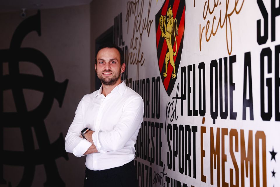 Enrico Ambrogini foi anunciado pelo Sport nesta segunda-feira (19)
