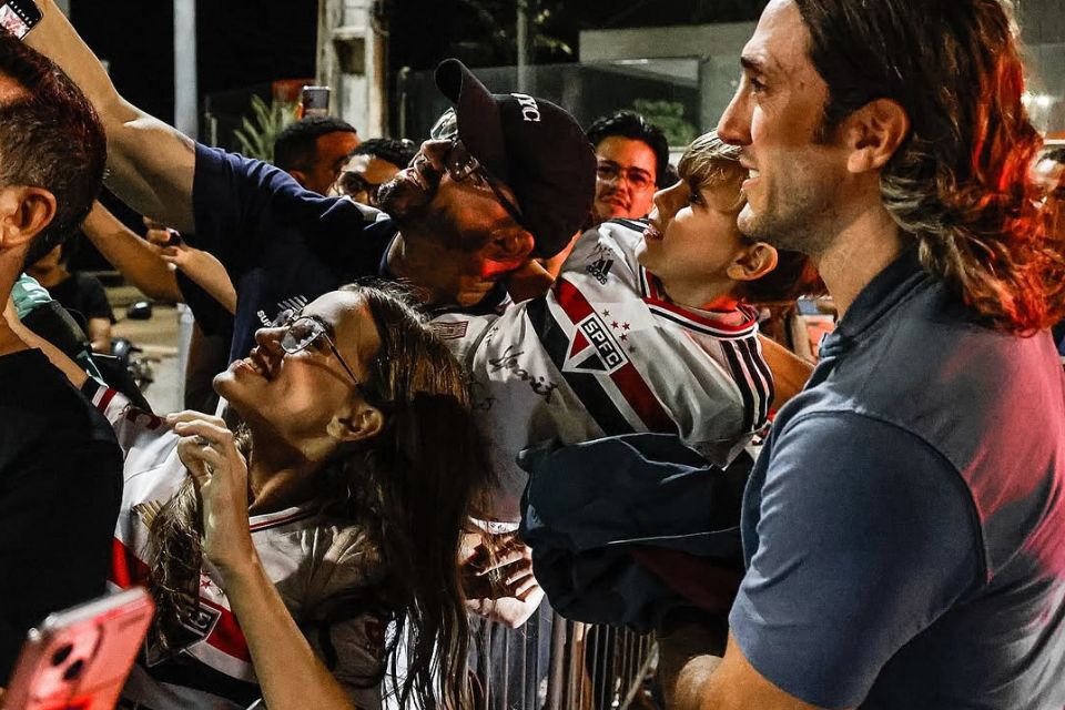 Técnico Zubeldia também tirou fotos com os torcedores