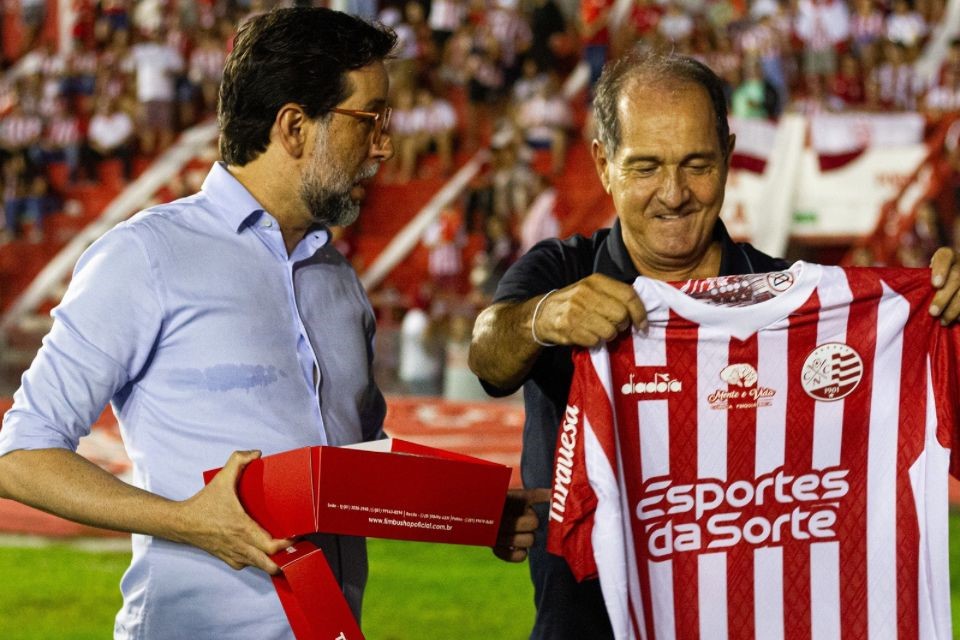 Muricy Ramalho é homenageado nos Aflitos