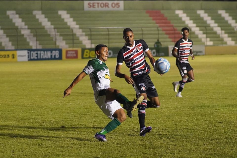 Santa Cruz e Sousa duelam em momentos opostos