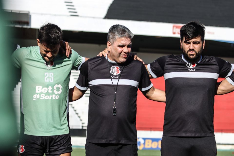 Técnico do Santa Cruz mantém foco e evita salto alto
