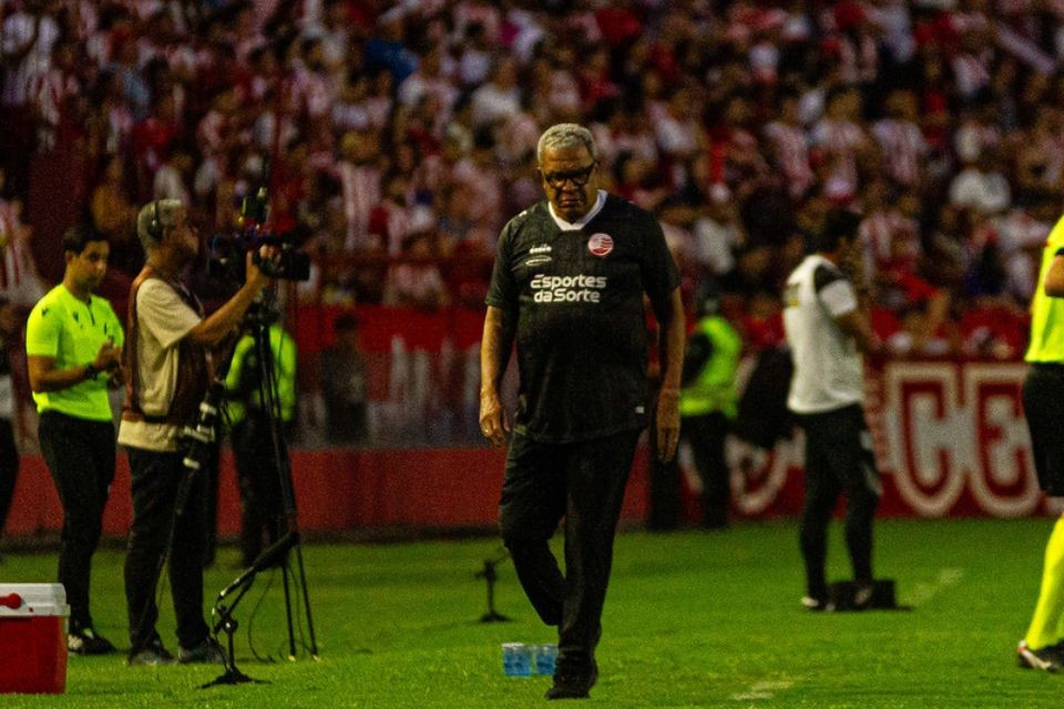 Treinador alvirrubro demonstrou insatisfação com o jogo da equipe