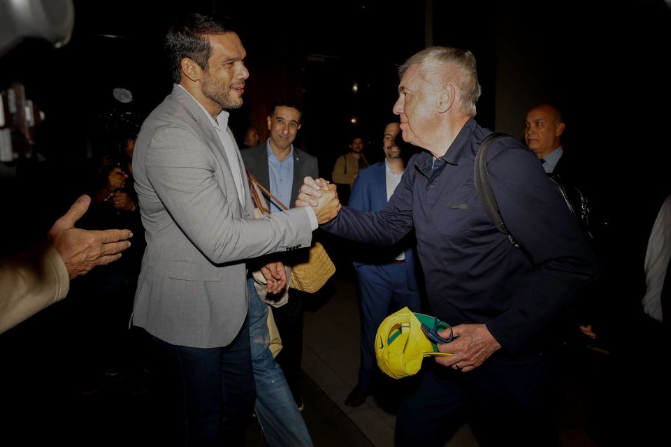 Samir Xaud recepcionando Ancelotti em sua chegada para comandar a Seleção Brasileira