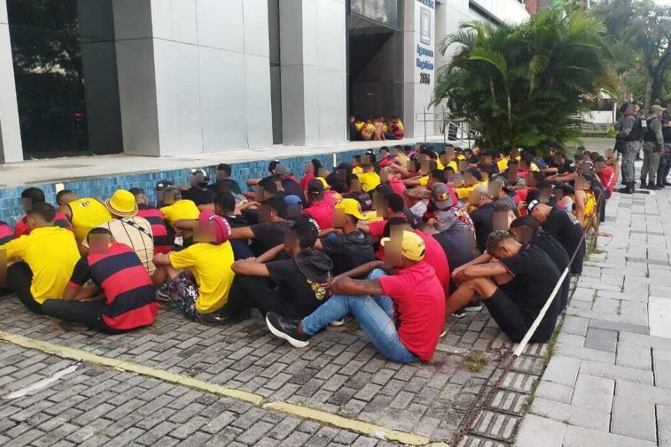 PM prende 166 torcedores por tumulto na Avenida Agamenon Magalhães
