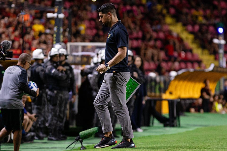 António Oliveira comandou o Sport no empate com o Internacional