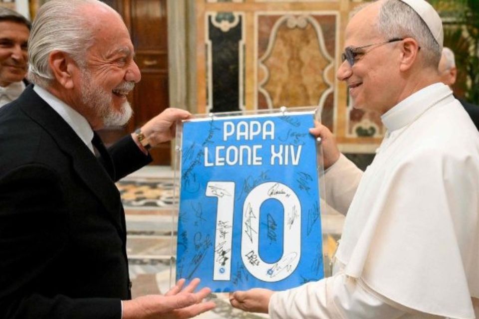 Presidente do Napoli presenteou com uma camisa 10 do clube que trazia o seu nome